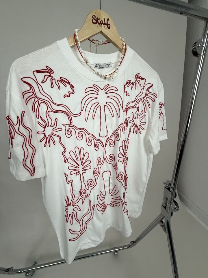 Kırmızı Nakışlı Beyaz Tshirt